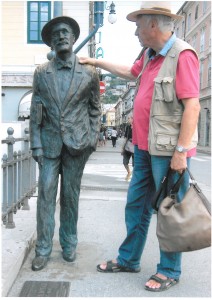 El autor de este blog con la estatua de Joyce en el Gran Canal por el que paseaba el escritor