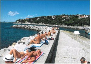 En la abrupta costa de Trieste abundan las lujosas villas y las pequeñas calas para bañarse en un mar azul
