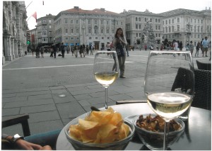Dos copas de Friuli en una terraza de la Piazza L’Unitá d’Italia
